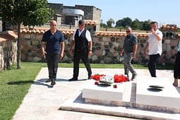 Haradinaj nderon dëshmorët e Gllogjanit dhe Irzniqit: Përgjithmonë në kujtesën tonë Haradinaj nderon dëshmorët e Gllogjanit dhe Irzniqit: Përgjithmonë në kujtesën tonë
