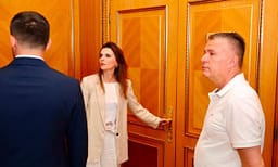 Mbyllja e dyerve të sallës plenare, administrata e Kuvendit: S’kemi pasur njoftim për mbajtje të seancës Mbyllja e dyerve të sallës plenare, administrata e Kuvendit: S’kemi pasur njoftim për mbajtje të seancës