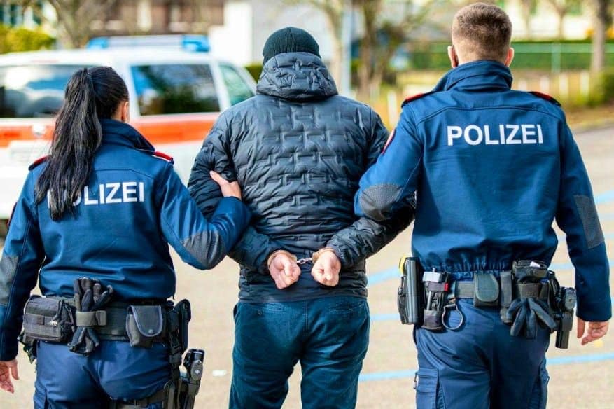 Me pseudonimin “Hello Halil” shqiptari kapet duke i shitur detergjent në vend të drogës një hetuesi policor në Zvicër Me pseudonimin “Hello Halil” shqiptari kapet duke i shitur detergjent në vend të drogës një hetuesi policor në Zvicër