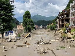 Përmbytjet katastrofike në kufirin Nepal-Tibet vrasin të paktën 165 persona Përmbytjet katastrofike në kufirin Nepal-Tibet vrasin të paktën 165 persona