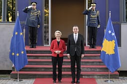 Kurti shpreson në vizitën e Von Der Leyen për të avancuar aplikimin e Kosovës për statusin e vendit kandidat Kurti shpreson në vizitën e Von Der Leyen për të avancuar aplikimin e Kosovës për statusin e vendit kandidat