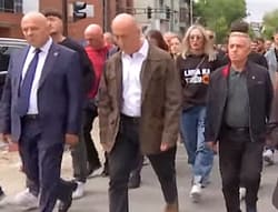 Nga zyrat e partisë nisen në këmbë drejt sheshit bashkë me Gjinin, Haradinaj: Marshi, shprehje e lartë e vetëdijës kombëtare Nga zyrat e partisë nisen në këmbë drejt sheshit bashkë me Gjinin, Haradinaj: Marshi, shprehje e lartë e vetëdijës kombëtare