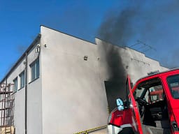 Zjarr në një fabrikë në Gjakovë, zjarrfikësit: Flakët u shuan me kohë, nuk raportohet për të lënduar Zjarr në një fabrikë në Gjakovë, zjarrfikësit: Flakët u shuan me kohë, nuk raportohet për të lënduar