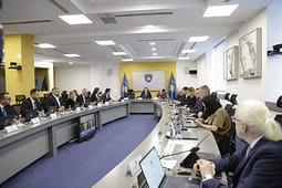 Qeveria ndan 1 milion euro për katër projekte infrastrukturore në komuna Qeveria ndan 1 milion euro për katër projekte infrastrukturore në komuna
