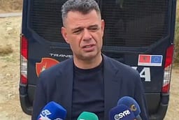 Vrasja në Roskovec, drejtori i policisë në Fier: Autori nuk pranon të dorëzohet, u bë i mundur lirimi i vajzës Vrasja në Roskovec, drejtori i policisë në Fier: Autori nuk pranon të dorëzohet, u bë i mundur lirimi i vajzës