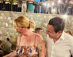 Kurti mbrëmë shkoi për relaks në Gjakovë, gazetarja e Euronews shihet në shoqëri me të Kurti mbrëmë shkoi për relaks në Gjakovë, gazetarja e Euronews shihet në shoqëri me të
