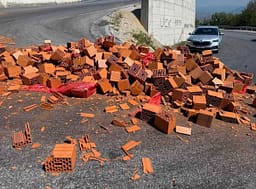 I ranë bllokat në rrugë, shoferi i kamionit gjobitet në Prizren I ranë bllokat në rrugë, shoferi i kamionit gjobitet në Prizren