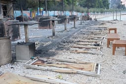 Zjarri në bregdetin kroat arriti deri në pazh (pamje) Zjarri në bregdetin kroat arriti deri në pazh (pamje)