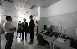 Kurti viziton IML-në, Mund të ketë edhe varreza të tjera masive në veri të Kosovës Kurti viziton IML-në, Mund të ketë edhe varreza të tjera masive në veri të Kosovës