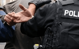 Një person ndalohet në Leposaviq, tre persona raportojnë se u sulmuan fizikisht dhe iu dëmtua vetura Një person ndalohet në Leposaviq, tre persona raportojnë se u sulmuan fizikisht dhe iu dëmtua vetura