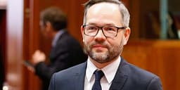 Roth kritikon Serbinë për nderimet shtetërore ndaj Ratko Mlladiqit Roth kritikon Serbinë për nderimet shtetërore ndaj Ratko Mlladiqit