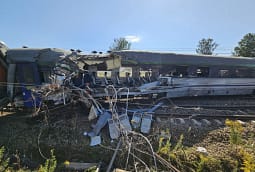 Aksident i rëndë në Poloni, treni përplaset me betonieren, 1 i vdekur dhe 20 të plagosur Aksident i rëndë në Poloni, treni përplaset me betonieren, 1 i vdekur dhe 20 të plagosur