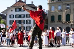 Mërgata shqiptare proteston në Bern kundër korrupsionit në Shqipëri dhe në mbështetje të “Revolucionit të flamingove” Mërgata shqiptare proteston në Bern kundër korrupsionit në Shqipëri dhe në mbështetje të “Revolucionit të flamingove”