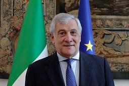 “Gratë me funde të gjata janë nëna më të mira”, deklarata e zv.kryeministrit shkakton zemërim në Itali, deputetet protestojnë me minifunde “Gratë me funde të gjata janë nëna më të mira”, deklarata e zv.kryeministrit shkakton zemërim në Itali, deputetet protestojnë me minifunde