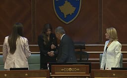 Haxhiu ulet në karrigen e Kryeparlamentares, nis kryesimin e seancës Haxhiu ulet në karrigen e Kryeparlamentares, nis kryesimin e seancës