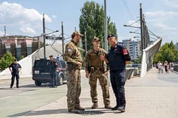 Komandanti i MSU-së së KFOR-it viziton personelin në Mitrovicë Komandanti i MSU-së së KFOR-it viziton personelin në Mitrovicë