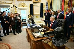 Mediat bojkotojnë Trumpin, hakmarrje për dëbimin e gazetarëve Mediat bojkotojnë Trumpin, hakmarrje për dëbimin e gazetarëve