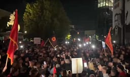 Me një minutë heshtje për “drejtësinë e dështuar” mbyllet protesta e 12-të më radhë në Prishtinë Me një minutë heshtje për “drejtësinë e dështuar” mbyllet protesta e 12-të më radhë në Prishtinë