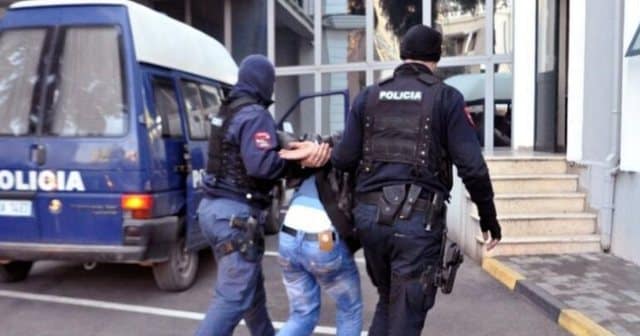 Arrestohet në Shqipëri Anton Allakaj, i dënuar me 11 vjet burgim për vrasje, pritet ekstradimi drejt Kosovës Arrestohet në Shqipëri Anton Allakaj, i dënuar me 11 vjet burgim për vrasje, pritet ekstradimi drejt Kosovës