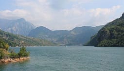 20-vjeçari nga Kosova mbytet në liqenin e Komanit teksa lahej me miqtë 20-vjeçari nga Kosova mbytet në liqenin e Komanit teksa lahej me miqtë