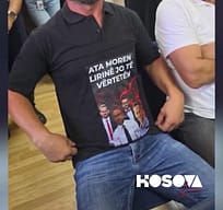 Babai i nxënëses së vrarë në Gllogjan: Si u lejuan familjarët e të akuzuarve me bluza provokuese në gjykatë? Babai i nxënëses së vrarë në Gllogjan: Si u lejuan familjarët e të akuzuarve me bluza provokuese në gjykatë?