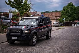 Karabinierët italianë zhvillojnë patrullime në Gjakovë, KFOR: Janë të rregullta, ndihmojnë për një mjedis të sigurt Karabinierët italianë zhvillojnë patrullime në Gjakovë, KFOR: Janë të rregullta, ndihmojnë për një mjedis të sigurt