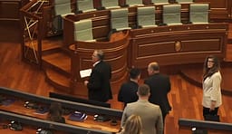 Përfundojnë adresimet nga foltorja e Kuvendit, deputetët e PDK’së dhe AAK’së dalin nga salla Përfundojnë adresimet nga foltorja e Kuvendit, deputetët e PDK’së dhe AAK’së dalin nga salla
