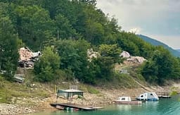 MMPHI paralajmëron aksione kundër uzurpimeve në Batllavë dhe Badovc, pas rrënimit të 16 villave në Ujman MMPHI paralajmëron aksione kundër uzurpimeve në Batllavë dhe Badovc, pas rrënimit të 16 villave në Ujman