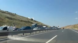 Shtatë të lënduar në një aksident mes një kamioni dhe dy veturave në autostradën “Ibrahim Rugova” Shtatë të lënduar në një aksident mes një kamioni dhe dy veturave në autostradën “Ibrahim Rugova”