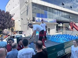 Kryqi i Kuq hap llogari për donacione, kërkon mbështetje për banorët e Gostivarit Kryqi i Kuq hap llogari për donacione, kërkon mbështetje për banorët e Gostivarit