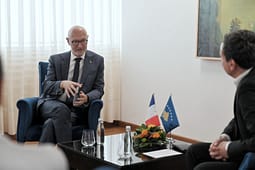 Kurti pret në takim lamtumirës Guerot: Partneriteti mes Kosovës dhe Francës, këtë vit është konkretizuar edhe më tej Kurti pret në takim lamtumirës Guerot: Partneriteti mes Kosovës dhe Francës, këtë vit është konkretizuar edhe më tej