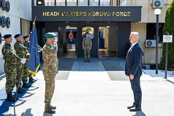 Komandanti i KFOR-it, Ulutaş, pret në takim ambasadorin britanik Jonathan Hargreaves Komandanti i KFOR-it, Ulutaş, pret në takim ambasadorin britanik Jonathan Hargreaves