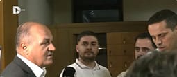 Deputetët mblidhen, dera e sallës së Kuvendit e mbyllur (VIDEO) Deputetët mblidhen, dera e sallës së Kuvendit e mbyllur (VIDEO)