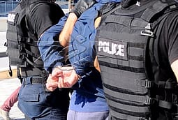 Deçan: Bastiset një lokal, sekuestrohet armë automatike dhe çipa pokeri, arrestohen tre persona Deçan: Bastiset një lokal, sekuestrohet armë automatike dhe çipa pokeri, arrestohen tre persona
