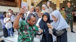 Rreth 2,000 persona sëmuren në Indonezi pasi hëngrën ushqim falas në shkollë Rreth 2,000 persona sëmuren në Indonezi pasi hëngrën ushqim falas në shkollë
