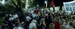 Tensionet gjatë protestës së djeshme para Kryeministrisë -arrestohen 13 persona, mes tyre 3 prej organizatorëve Tensionet gjatë protestës së djeshme para Kryeministrisë -arrestohen 13 persona, mes tyre 3 prej organizatorëve