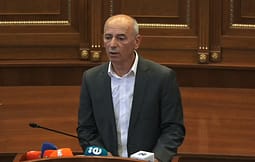 Nura nga foltorja e Kuvendit: VV s’ka të drejtë ta mbajë peng parlamentin, fitorja s’është licencë për ta bllokuar shtetin Nura nga foltorja e Kuvendit: VV s’ka të drejtë ta mbajë peng parlamentin, fitorja s’është licencë për ta bllokuar shtetin