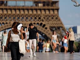 Qeveria franceze i mbijeton mocionit të mosbesimit për reagimin ndaj valës së të nxehtit Qeveria franceze i mbijeton mocionit të mosbesimit për reagimin ndaj valës së të nxehtit