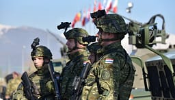 Kroacia ngre aktakuzë për spiunazh ndaj pilotit kroat që shërbeu në KFOR dhe partneres së tij serbe Kroacia ngre aktakuzë për spiunazh ndaj pilotit kroat që shërbeu në KFOR dhe partneres së tij serbe