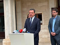 Kurti: Më duhet ta pranoj edhe kur s’kemi takim, kemi komunikim me PDK-në dhe Aleancën Kurti: Më duhet ta pranoj edhe kur s’kemi takim, kemi komunikim me PDK-në dhe Aleancën