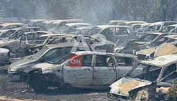 Zjarr i përmasave të mëdha në Selenicë, digjen disa automjete Zjarr i përmasave të mëdha në Selenicë, digjen disa automjete