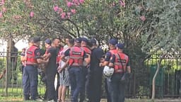 Tensione para Parlamentit, qëllohet drejt deputetëve, shoqërohen 5 persona, policia përdor spraj djegës Tensione para Parlamentit, qëllohet drejt deputetëve, shoqërohen 5 persona, policia përdor spraj djegës