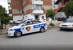 36-vjeçari u hodh nga pallati në Tiranë, ne pranga babai i ish-bashkëjetueses së tij 36-vjeçari u hodh nga pallati në Tiranë, ne pranga babai i ish-bashkëjetueses së tij