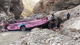 Të paktën 32 të vdekur pasi një autobus ra në një humnerë në Pakistan Të paktën 32 të vdekur pasi një autobus ra në një humnerë në Pakistan