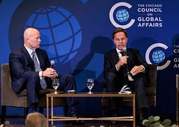 Rutte dhe Ambasadori amerikan në NATO vizitojnë Shtabin e Gardës Kombëtare në Iowa, i falënderojnë trupat për shërbimin në Kosovë Rutte dhe Ambasadori amerikan në NATO vizitojnë Shtabin e Gardës Kombëtare në Iowa, i falënderojnë trupat për shërbimin në Kosovë