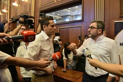 Paraliza institucionale shpërthen në përplasje verbale e fizike – kronologjia e kaosit të sotëm në Kuvend Paraliza institucionale shpërthen në përplasje verbale e fizike – kronologjia e kaosit të sotëm në Kuvend