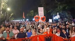 Dita e 84-t e protestës në Tiranë, qytetarët marshojnë drejt Kryeministrisë Dita e 84-t e protestës në Tiranë, qytetarët marshojnë drejt Kryeministrisë