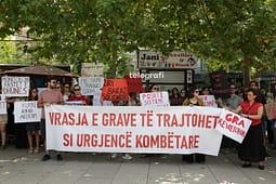 “Këtu vritesh veç pse je gru”, “Gra revoltohuni”, “Vrasja nuk ka arsyetim” – nis protesta në Prishtinë kundër vrasjes së grave “Këtu vritesh veç pse je gru”, “Gra revoltohuni”, “Vrasja nuk ka arsyetim” – nis protesta në Prishtinë kundër vrasjes së grave