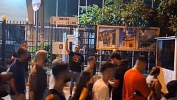 Protestuesit në Tiranë zhvendosen para ambasadës serbe dhe asaj ukrainase, thërrasin: UÇK, UÇK Protestuesit në Tiranë zhvendosen para ambasadës serbe dhe asaj ukrainase, thërrasin: UÇK, UÇK
