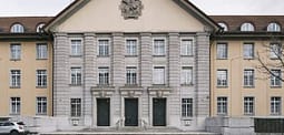 Polici nga Cyrihu gjykohet për dhunë ndaj azilkërkuesit Polici nga Cyrihu gjykohet për dhunë ndaj azilkërkuesit